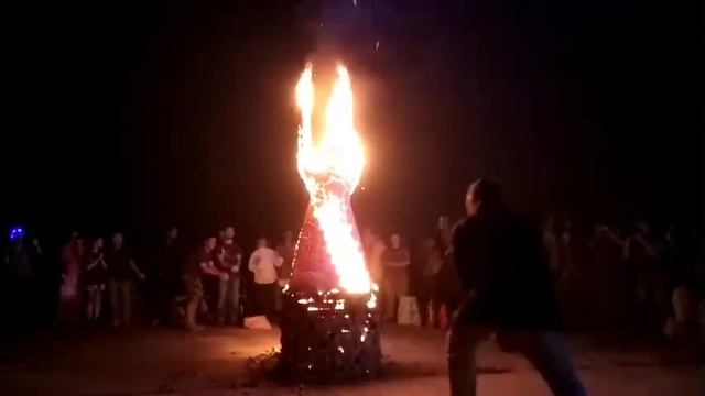 В День города на Омской крепости обожгли огромную скульптуру смотреть онлайн