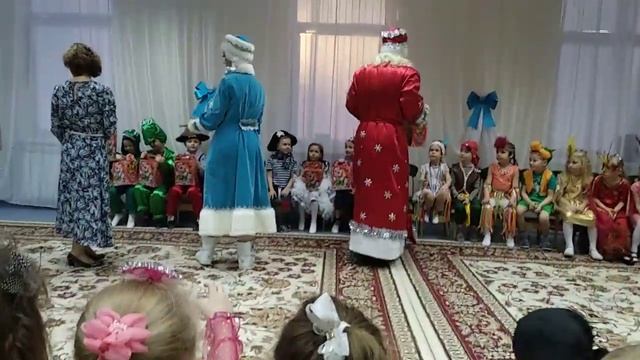 Новогодний праздник в детском саду № 65 г.Омска. Видео 5. Долгожданные подарки от Деда Мороза. смотреть онлайн