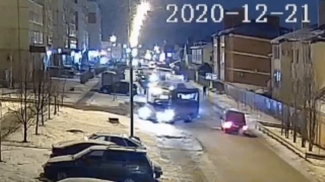 Автобус впечатал легковушку в столб, Ульяновск смотреть онлайн