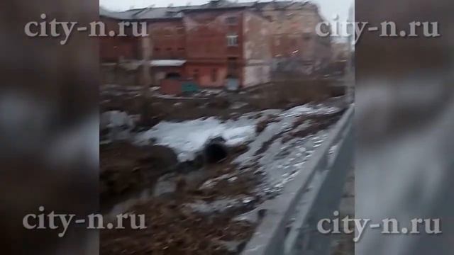 Черная-черная река бежит в Новокузнецке смотреть онлайн