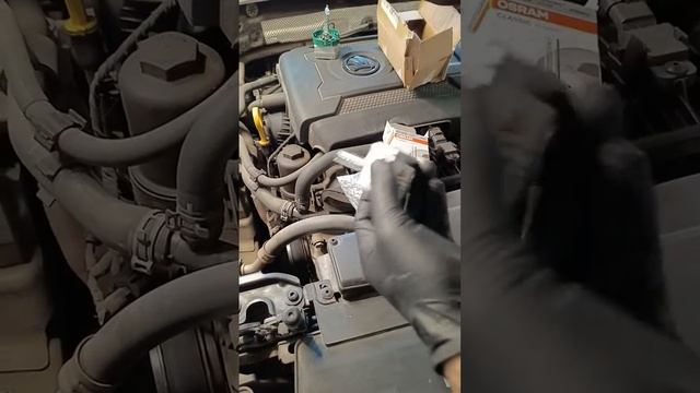 Skoda Superb Headlight Bulb Replacement Osram D3S -35w