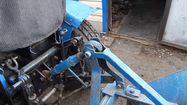 Вспашка огорода самодельным мини трактором. смотреть онлайн