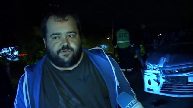 Минивэн протаранил припаркованный кроссовер смотреть онлайн