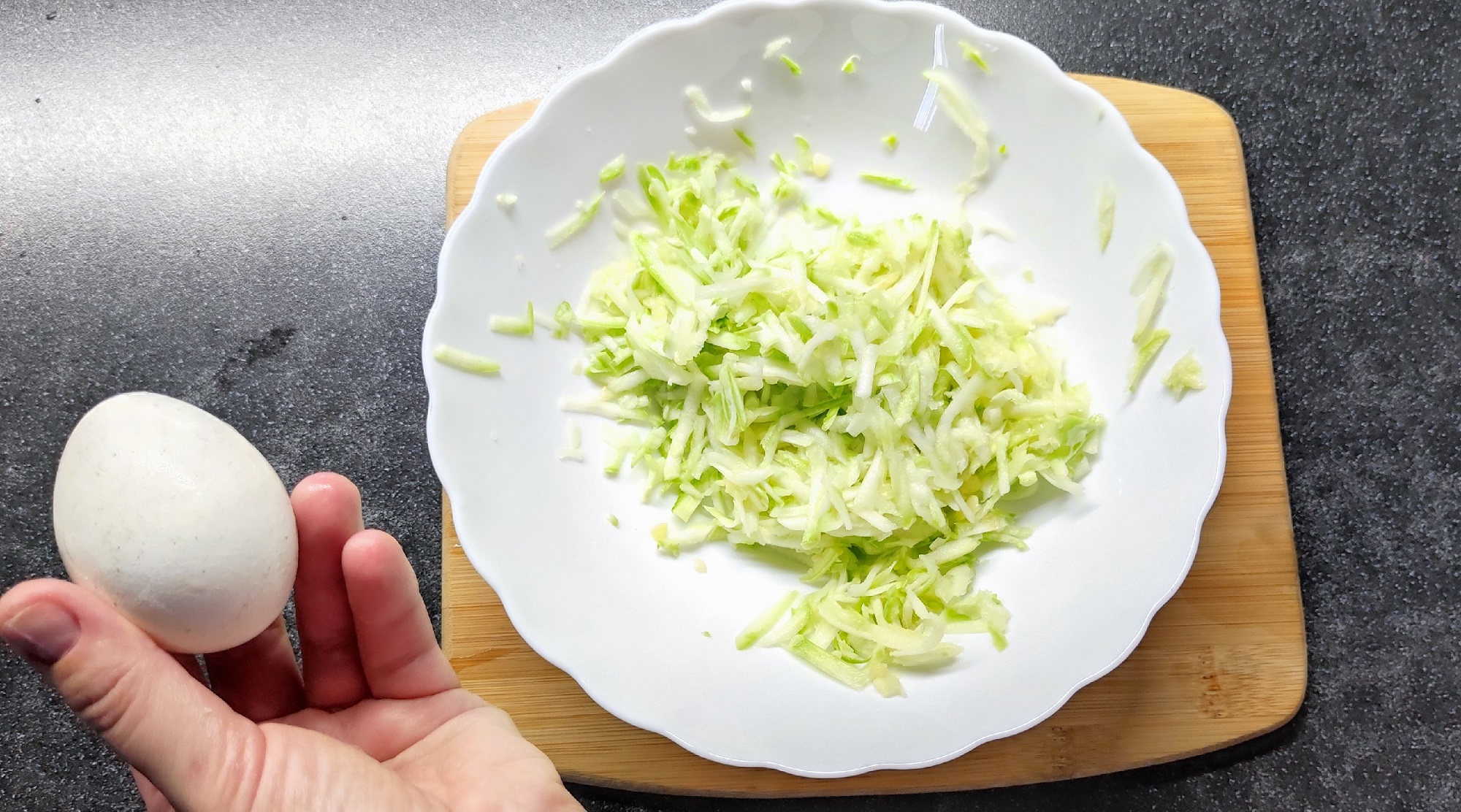 Шедевр из Кабачков, Просто натрите кабачки и добавьте яйцо, готовлю их каждый день и хочется еще смотреть онлайн