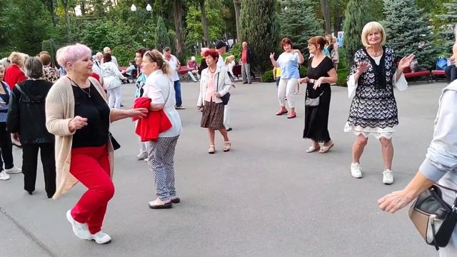 За четыре моря Танцы в парке Горького Харьков Сентябрь 2021 смотреть онлайн