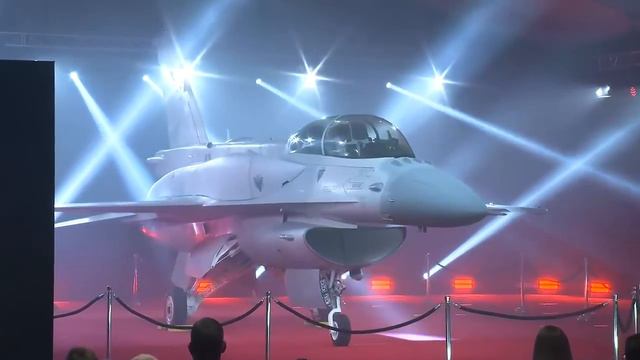 Lockheed Martin unveils F-16 Block 70 jet смотреть онлайн