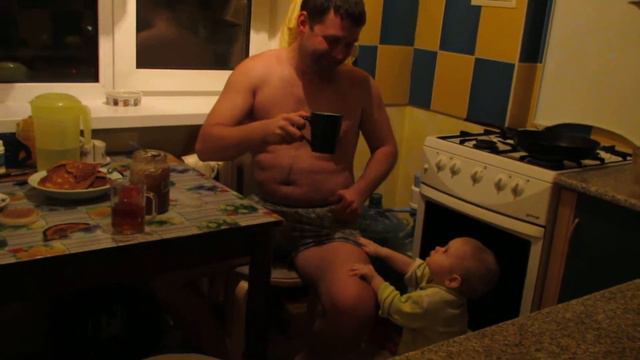 Юлианочка пьёт чай с папой. смотреть онлайн