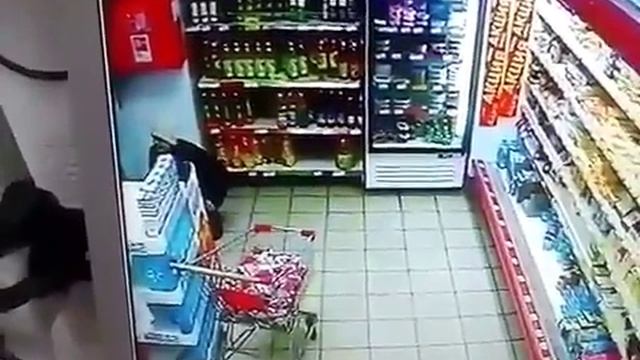 Магазин магнит.Случай жести в магните..Магнит ,магазин продуктов