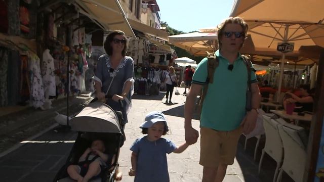 Voyage au cœur des îles grecques avec ce couple de Français смотреть онлайн