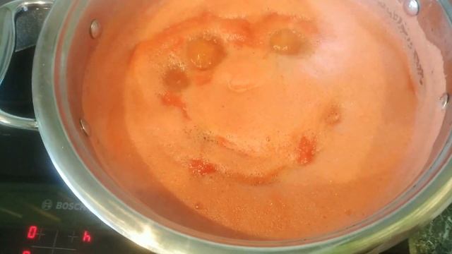 Произошло НЕВЕРОЯТНОЕ с ТОМАТОМ во время варки в КАСТРЮЛЕ. смотреть онлайн