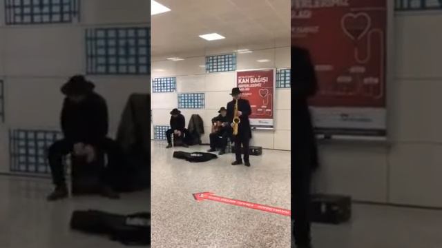 Саксафон в метро Стамбула. смотреть онлайн