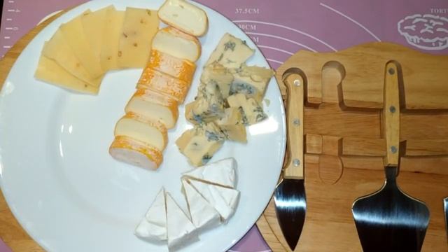 Сырная тарелка. Ножи для нарезки сыра. #сырнаянарезка смотреть онлайн