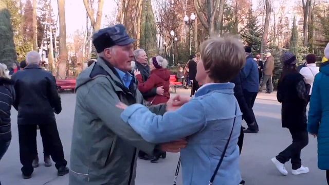 КОЛИ ПРИЙШЛО КОХАННЯ В ДІМ! ТАНЦЫ В ПАРКЕ ГОРЬКОГО ХАРЬКОВ СЧАСТЛИВЫЕ ДНИ смотреть онлайн