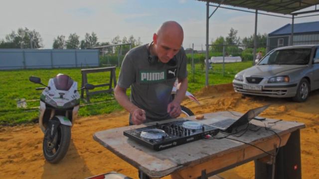 Приехал к товарищу, устроили дискотеку, повеселили соседей. смотреть онлайн