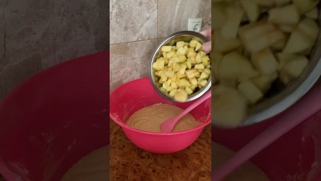 Быстрая шарлотка☺️ #food #cooking #breakfast#шарлоткарецепт#шарлоткасяблоками#шарлотка смотреть онлайн