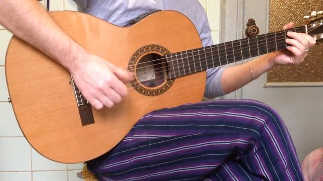 Серёга играет на гитаре и поёт, перебором. песня ... осень студит город мой холодным ветром смотреть онлайн