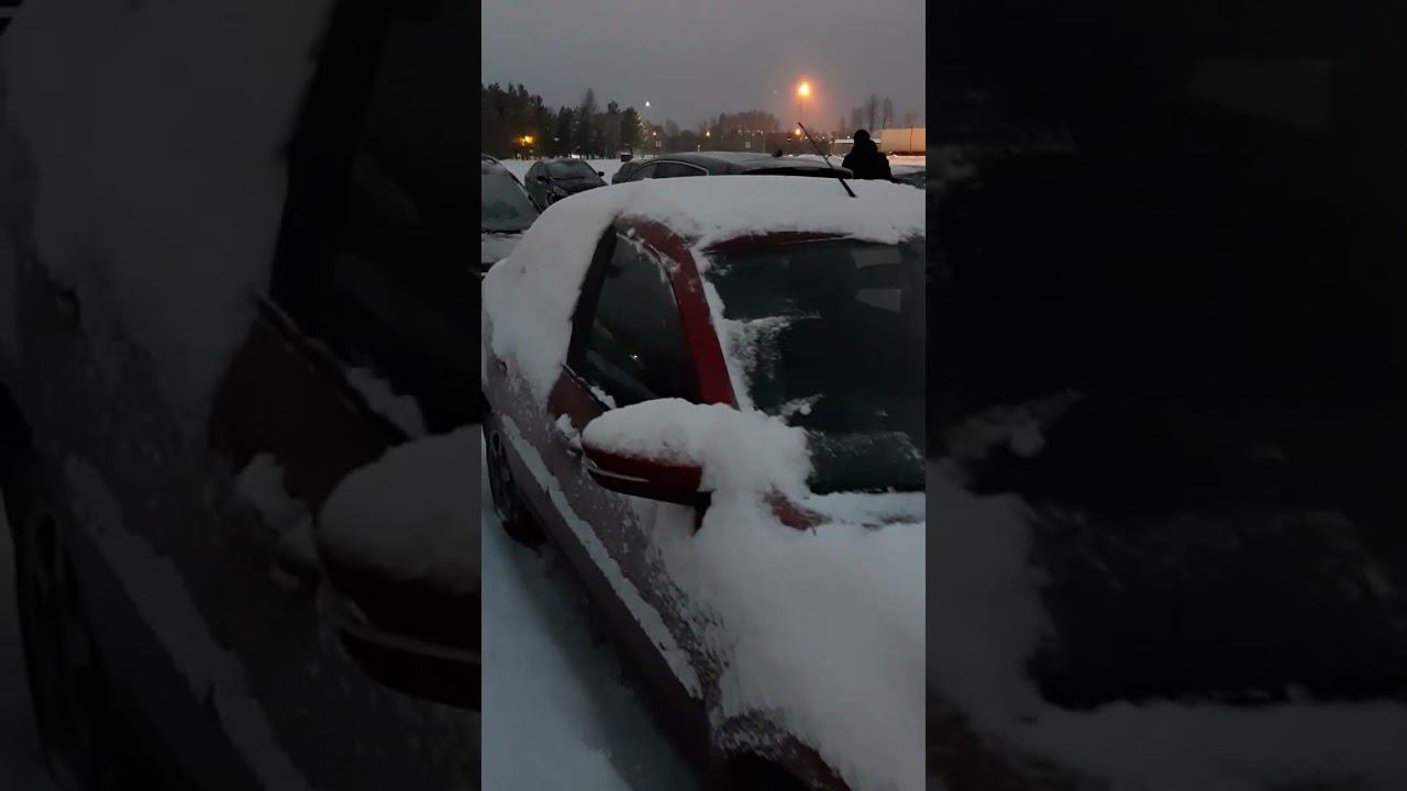 Очистка снега с автомобиля смотреть онлайн