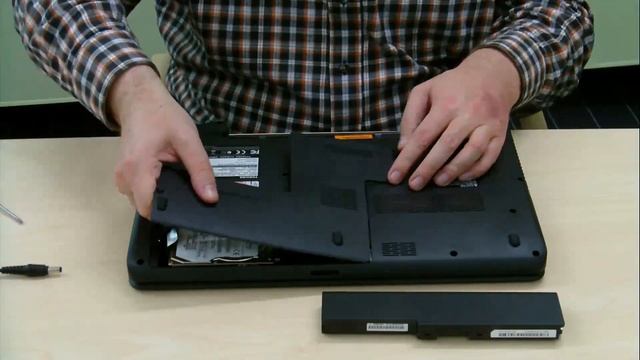 Toshiba Série C660/C665: Remplacement d'un module mémoire смотреть онлайн