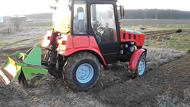 Трактор Беларус 320 (МТЗ) с почвенной фрезой в процессе работы