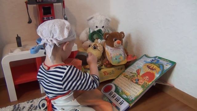 Детская кухня Smoby. Кейти готовит детское блюдо для своих друзей. смотреть онлайн