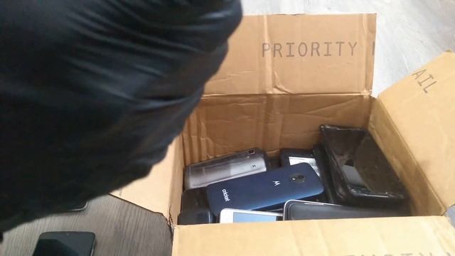 Проверка на включение телефонов Apple и других Android устройств из последней посылки. смотреть онлайн