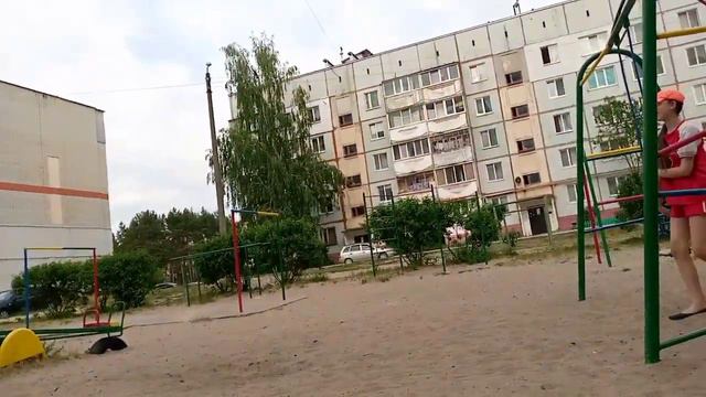 прыгаем с качель с друзьями смотреть онлайн