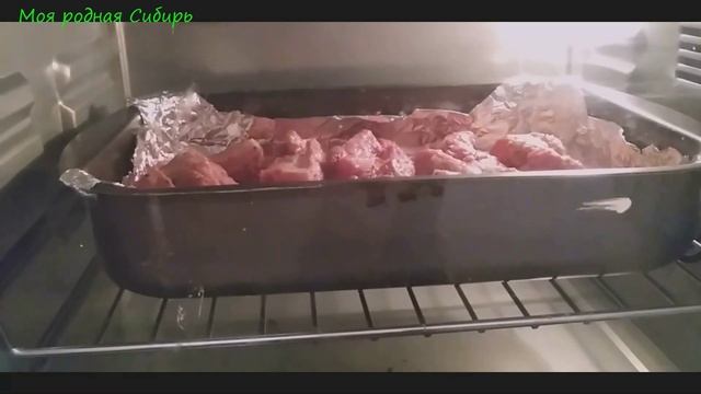 Мясо с картошкой запечённое в духовке. Очень просто приготовить и необыкновенно вкусно получается! смотреть онлайн