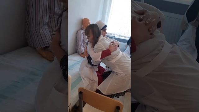 перемещение пациента с кровати на кресло каталку смотреть онлайн