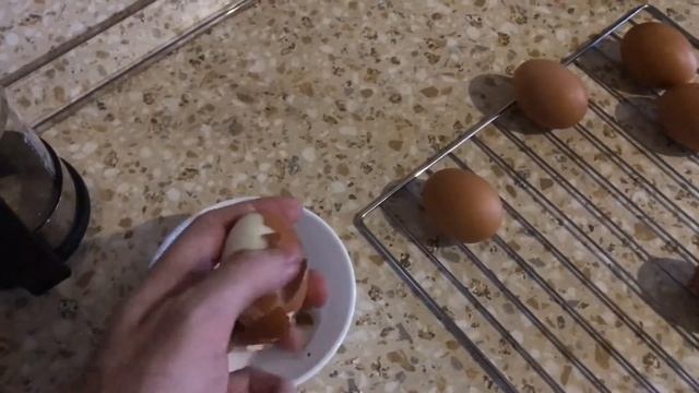 Как легко чистятся яйца после запекания в духовке в течение 20 минут смотреть онлайн