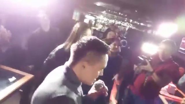 Кайрат Тунтеков спел с фанатами песню Billie Jean смотреть онлайн