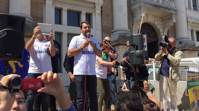 Matteo Salvini a Pesaro смотреть онлайн