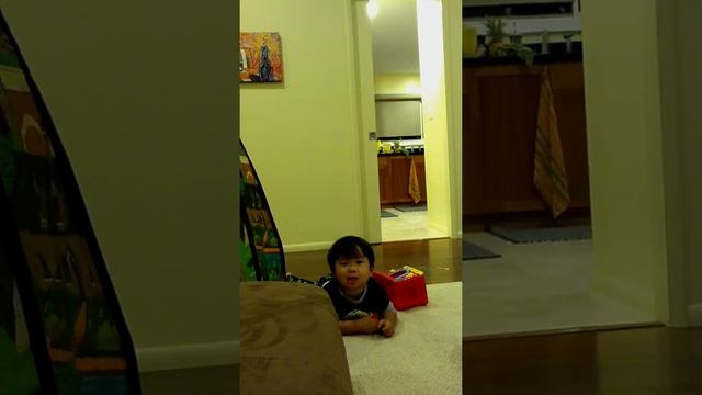 Boy Fake Cries on Cue. Hilarious! смотреть онлайн