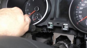 Снятие панели приборов Volkswagen Golf 6