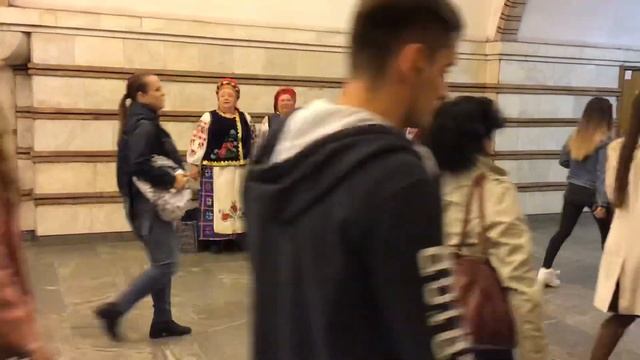 « Реве та стогне Дніпр широкий...» на станции Золотые ворота Киевского метро смотреть онлайн