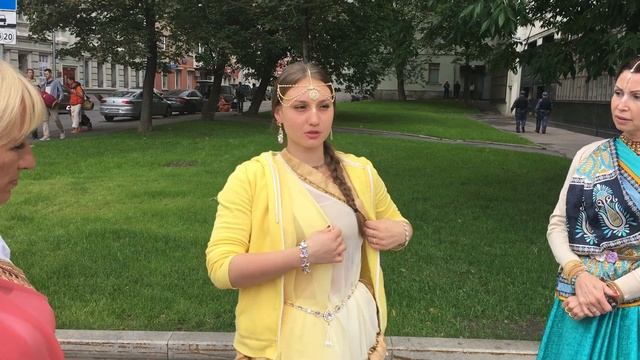 Надеваем корону + Шаг "Гопи-степ" (харинамные танцы). смотреть онлайн