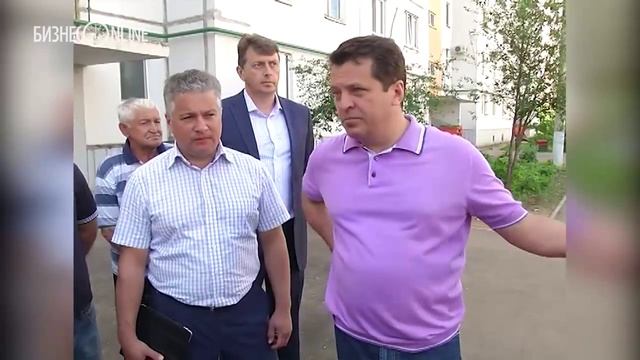 Ильсур Метшин посетил двор на Дубравной, где идет капремонт смотреть онлайн