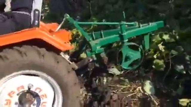 Вспахиваем огород в Ундорах с сыном на Уральце смотреть онлайн