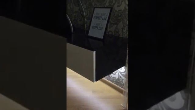 Подвесная тумба под ТВ, без ручек. Тумба под телевизор из МДФ глянец. Фурнитура Blum. Тумбы Киев. смотреть онлайн