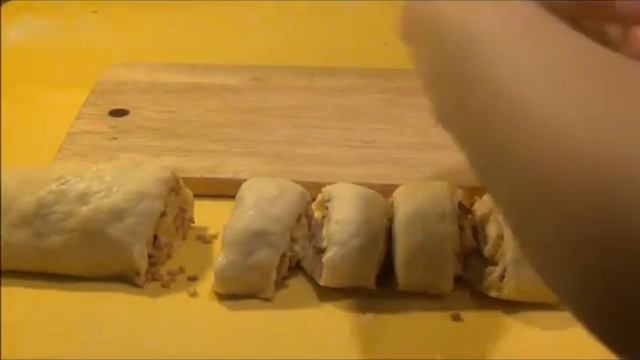 САХАРНЫЕ БУЛОЧКИ с орехами из творожно-дрожжевого теста смотреть онлайн