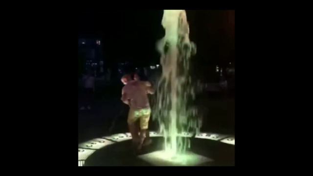 default girl dancing. Красивый танец на фонтане в Чернигове. смотреть онлайн