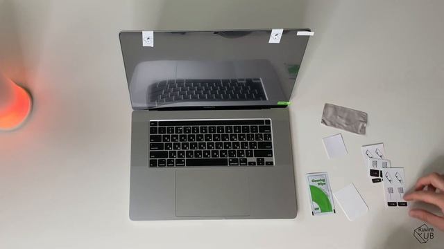 Аксессуары для MacBook Pro 16. Как правильно наклеить пленку. смотреть онлайн