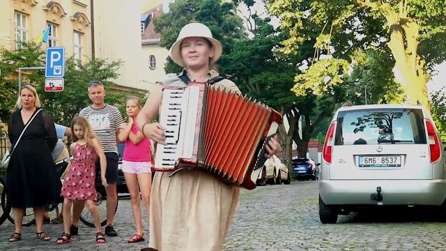 Девушка круто играет на аккордеоне в Чехии Tereza Kniežová Škrháková смотреть онлайн