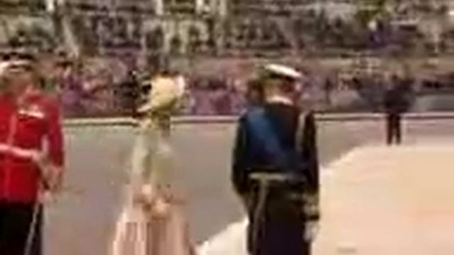 Королевская свадьба Приезд королевы Prince William Kate Middleton смотреть онлайн