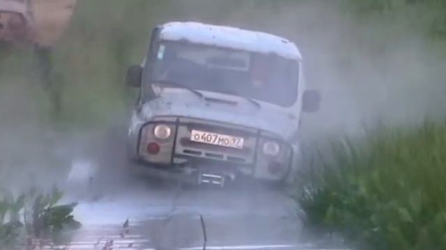 НИВЫ и УАЗы плавают по грязи смотреть онлайн