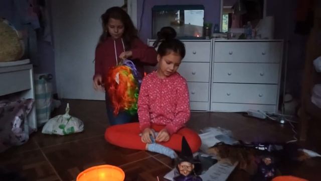 Хэллоуин для детей. Хэллоуин дома с детьми! Яркие и страшные костюмы Единорога и Малефисенты. смотреть онлайн