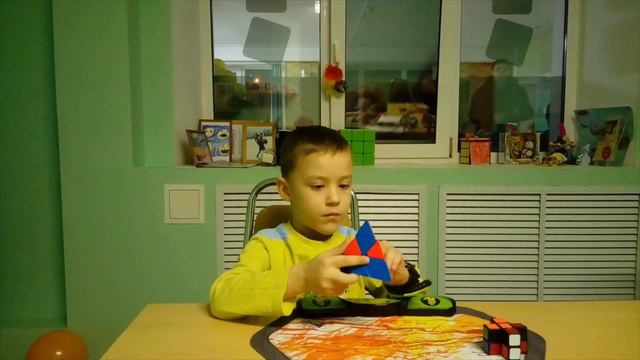 Остриков Миша в 5 лет собирает пирамидку смотреть онлайн
