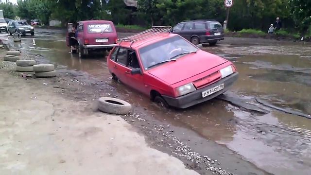 Копия видео Девятку, утонувшую на Партизанской в Ижевске, из ямы вытаскивали домкратом смотреть онлайн