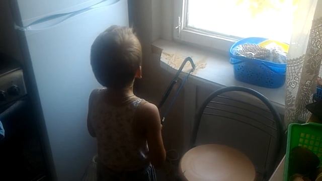 Шок.Сын пилит подоконник ( похолодник). смотреть онлайн