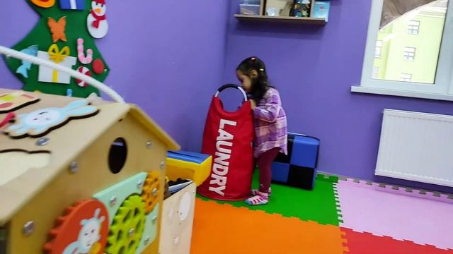 ВЛОГ: Сухой бассейн. Пирамида. Наряжаем ёлку. Милана играет в детской комнате. смотреть онлайн