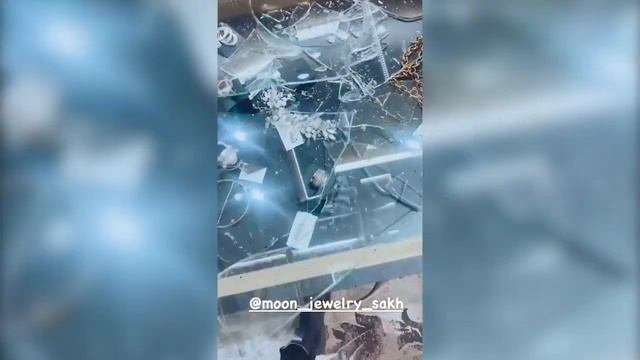 Дети-единороги разнесли витрину в сахалинском ювелирном магазине